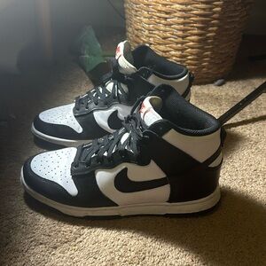 Nike Dunk High
Women's Shoes Black & White